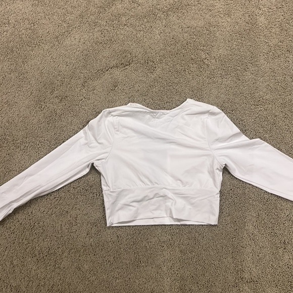 Brand new white long sleeved V-neck crop top from garage. Size M - Picture 3 of 3